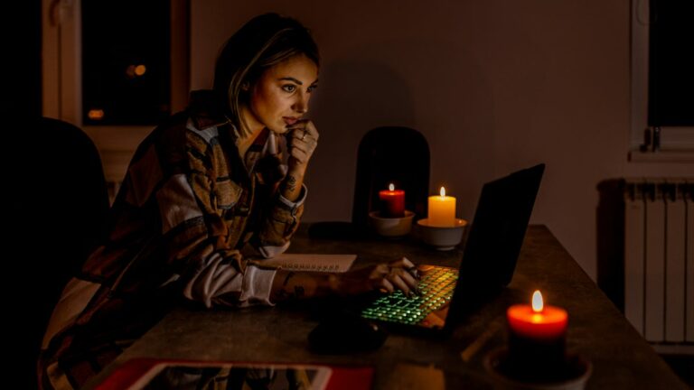 Tech Tips to Stay Connected to the Internet During Power Outages