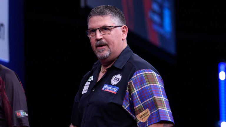 Machineseeker European Championship: Gary Anderson demolishes Michael van Gerwen to reach quarter-finals | Darts News