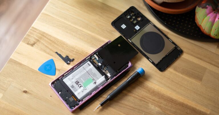 My first DIY phone fix made me a self-repair believer