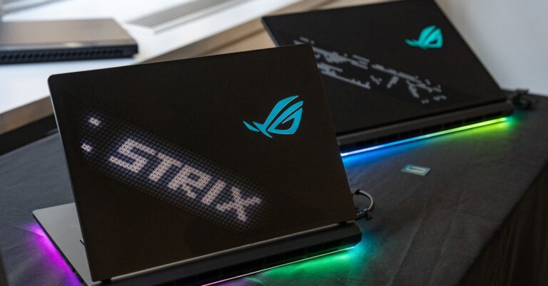 The ROG Strix Scar 16 and 18 come with a lid that lights up