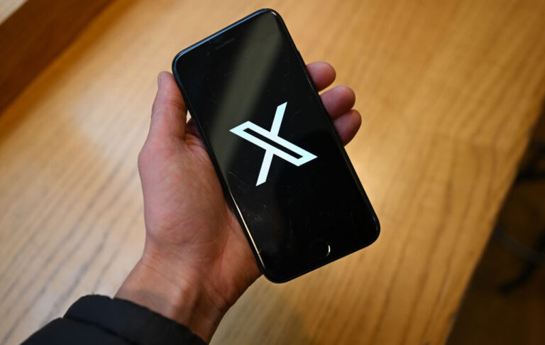 Disgruntled users roast X for killing Support account