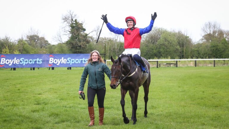 Fairyhouse: Aurora Vega lands Honeysuckle Mares Novice Hurdle for Willie Mullins | Racing News