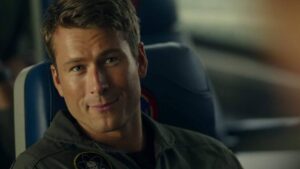 Everyone’s favorite onscreen runner Tom Cruise gave Glen Powell some humbling advice before he started shooting Stephen King adaptation: “You don’t look as cool as you think”